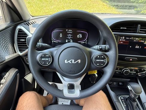 Used 2024 Kia Soul LX w/ LX Technology Package FWD image 17