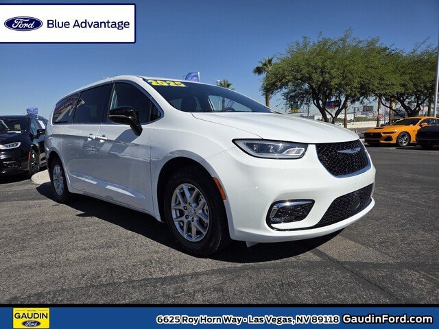 Used 2025 Chrysler Pacifica Select FWD image 1