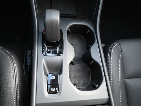 Used 2025 Volvo XC40 B5 Core image 21