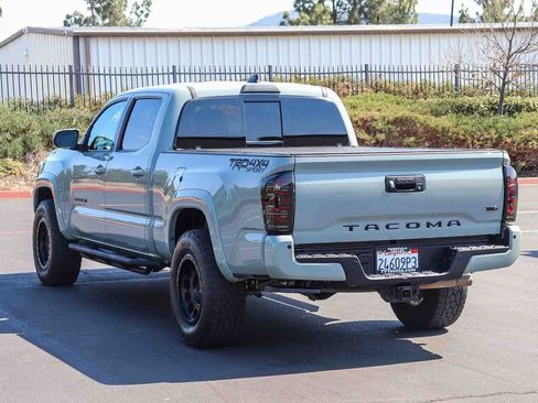 Used 2022 Toyota Tacoma TRD Sport w/ TRD Premium Sport Package AWD/4WD image 5