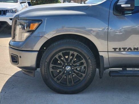 Used 2018 Nissan Titan SV w/ SV Convenience Package image 16