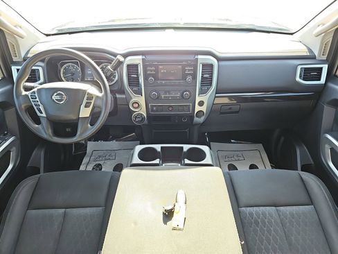 Used 2018 Nissan Titan SV AWD/4WD image 9