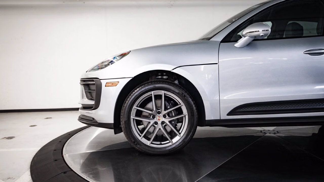 Certified 2026 Porsche Macan AWD/4WD image 11