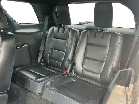 Used 2018 Ford Explorer XLT w/ Equipment Group 202A FWD image 21