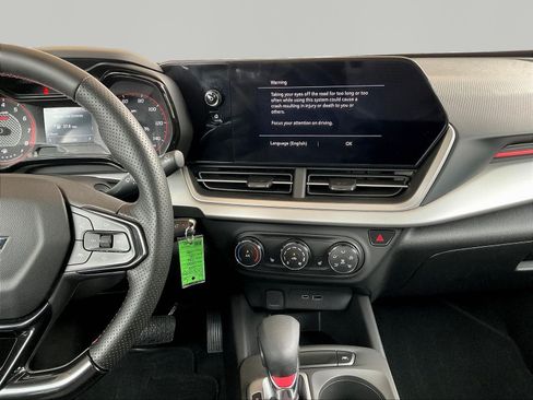 Used 2024 Chevrolet Trax RS FWD image 9