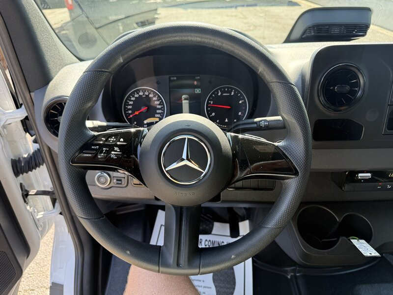 Used 2025 Mercedes-Benz Sprinter 2500 image 25