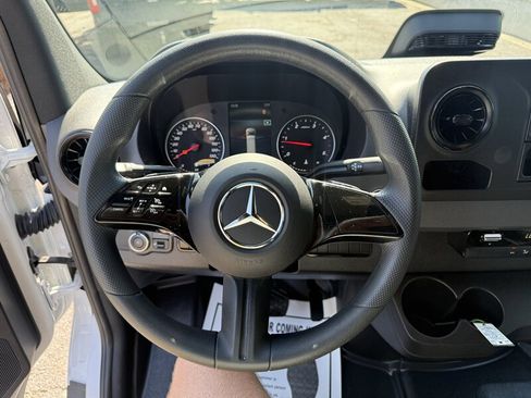 Used 2025 Mercedes-Benz Sprinter 2500 image 25