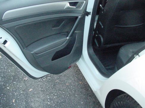 Used 2016 Volkswagen Golf Limited Edition image 29