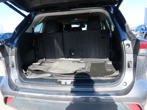 Used 2023 Toyota Highlander XLE image 19