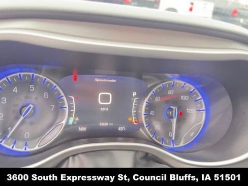 Used 2023 Chrysler Pacifica Touring-L FWD image 21