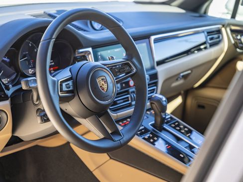 Certified 2025 Porsche Macan image 21