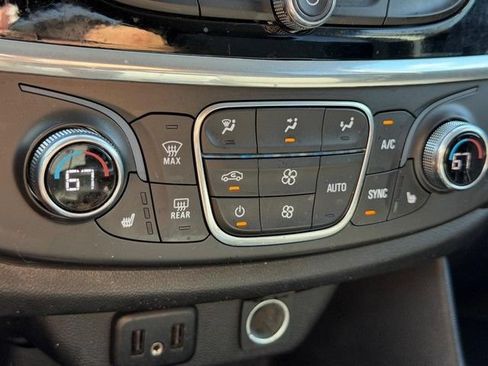 Used 2020 Chevrolet Traverse LT FWD image 19
