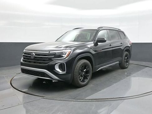 New 2026 Volkswagen Atlas Peak Edition image 3