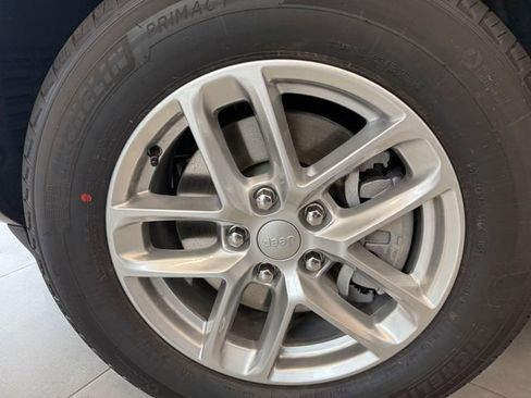 New 2025 Jeep Grand Cherokee L Laredo image 5