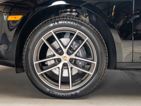 Certified 2026 Porsche Macan AWD/4WD image 17