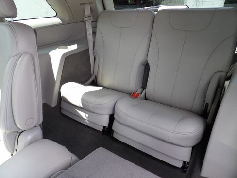 Used 2005 Chrysler Pacifica Touring image 10