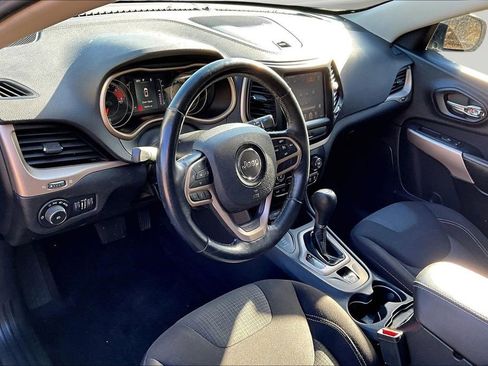 Used 2017 Jeep Cherokee Latitude w/ Cold Weather Group image 19