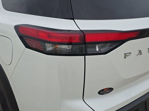 Used 2025 Nissan Pathfinder SV FWD image 34