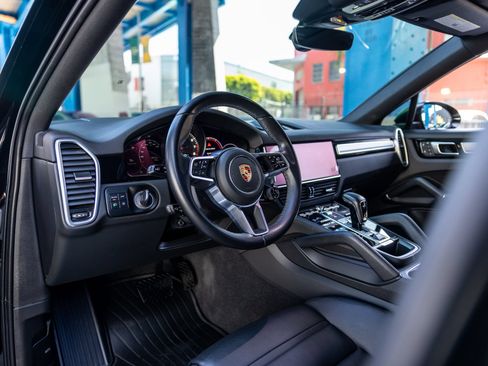 Used 2023 Porsche Cayenne Platinum Edition w/ Towing Package w/o Tow Ball AWD/4WD image 4
