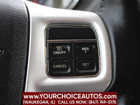 Used 2016 Chrysler Town & Country Touring-L image 22