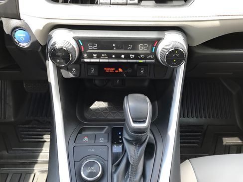 Certified 2021 Toyota RAV4 XLE Premium AWD/4WD image 17