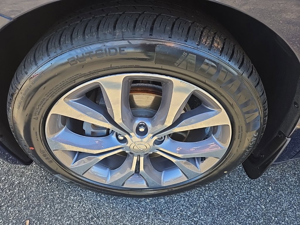 Used 2018 Chrysler Pacifica Limited w/ Tire & Wheel Group FWD image 18