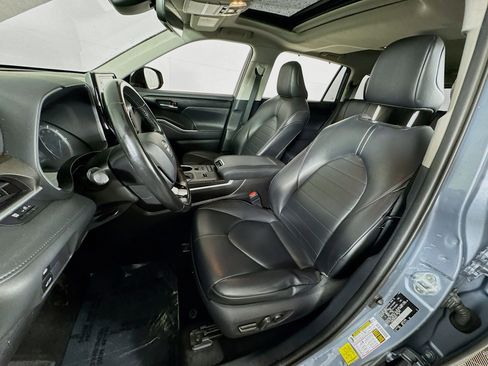 Certified 2021 Toyota Highlander XLE AWD/4WD image 12