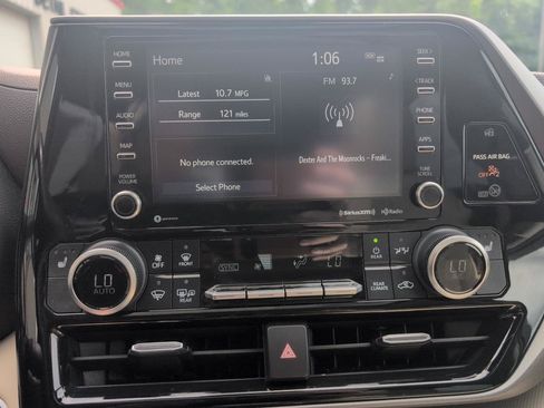 Used 2021 Toyota Highlander XLE AWD/4WD image 18