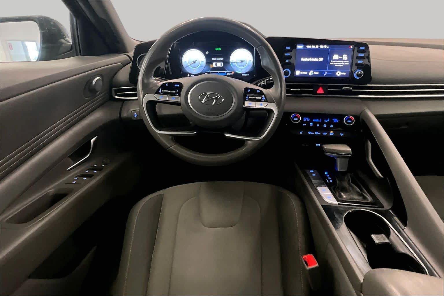 Used 2022 Hyundai Elantra SEL w/ Convenience Package FWD image 5