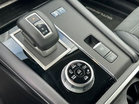 Used 2025 Mitsubishi Outlander SE AWD/4WD image 19