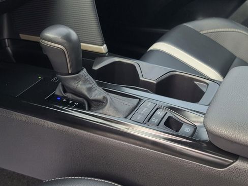 Used 2025 Toyota Camry SE image 9