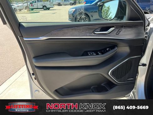 Used 2024 Jeep Grand Cherokee L Overland w/ Advanced Protech Group III AWD/4WD image 5