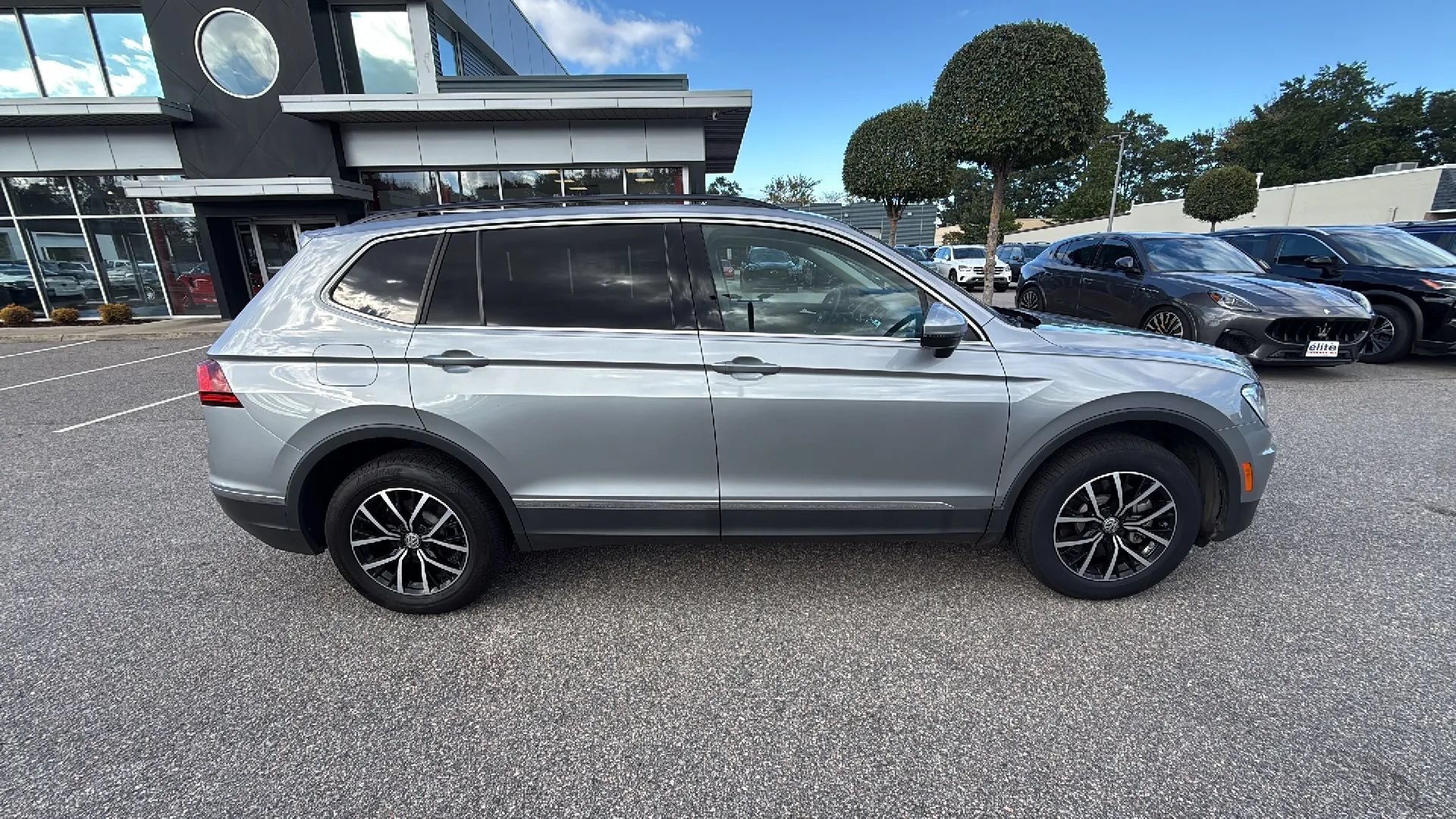 Used 2021 Volkswagen Tiguan SE w/ Panoramic Sunroof Package FWD image 8