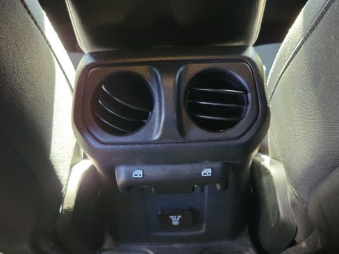 Used 2021 Jeep Wrangler Unlimited Rubicon w/ Xtreme Recon 35" Tire Package image 9