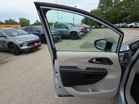 Used 2024 Chrysler Pacifica Touring-L FWD image 12