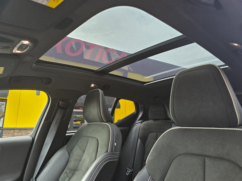 Used 2020 Volvo XC40 T5 R-Design w/ Protection Package Premier AWD/4WD image 18