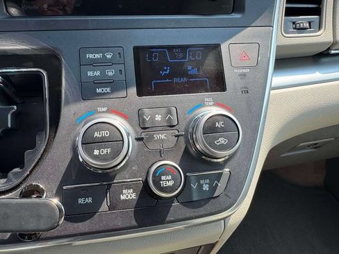 Used 2015 Toyota Sienna LE FWD image 29