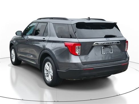 Certified 2022 Ford Explorer XLT image 3