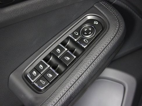 Used 2025 Porsche Macan image 16