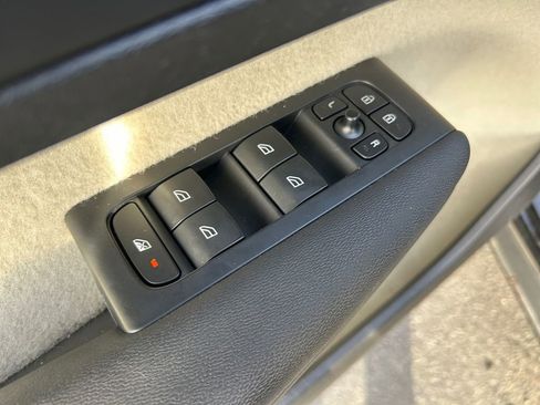 Used 2023 Volvo XC40 B5 Plus image 23