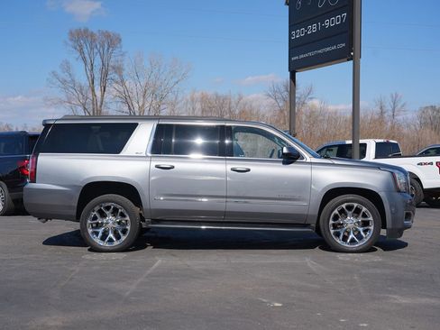 Used 2020 GMC Yukon XL SLT w/ Premium Edition image 2