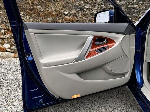 Used 2010 Toyota Camry XLE image 18