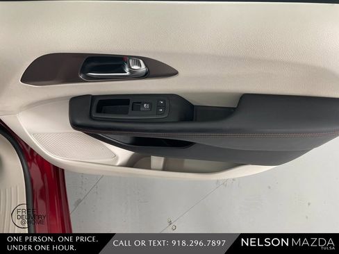 Used 2019 Chrysler Pacifica Touring-L Plus image 40