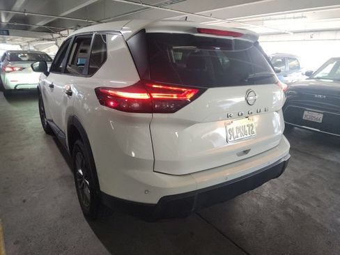 Used 2024 Nissan Rogue S FWD image 3