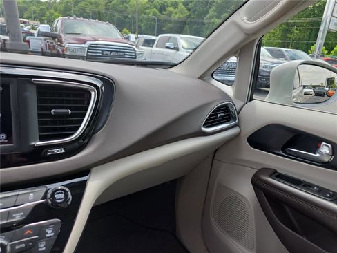 Used 2020 Chrysler Pacifica Touring-L FWD image 23