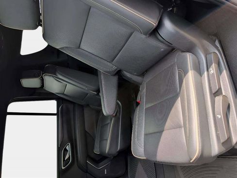 Used 2022 GMC Yukon XL SLT w/ SLT Premium Package image 16