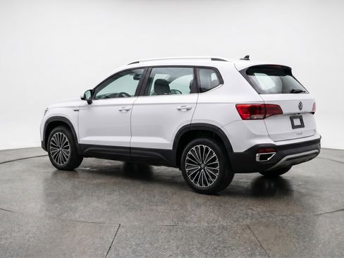 Used 2025 Volkswagen Taos SE FWD image 6
