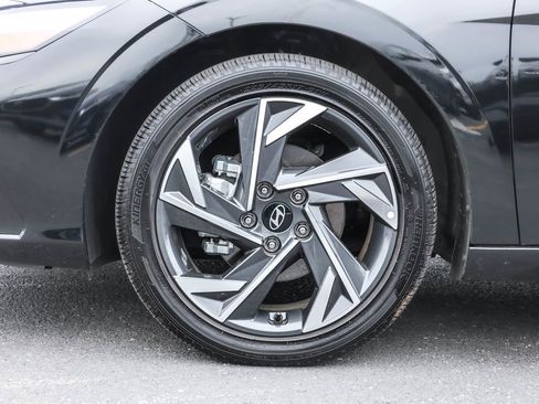 Certified 2025 Hyundai Elantra Limited FWD image 18