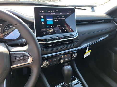 New 2026 Jeep Compass Latitude image 18