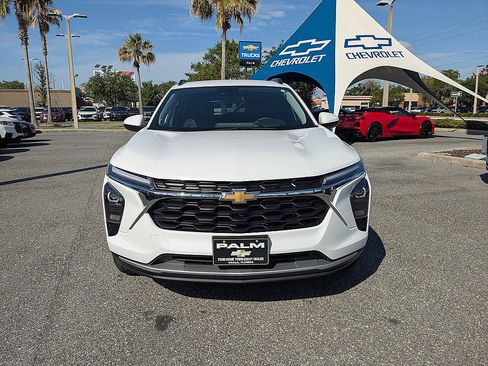 Certified 2025 Chevrolet Trax LT w/ LT Convenience Package FWD image 8